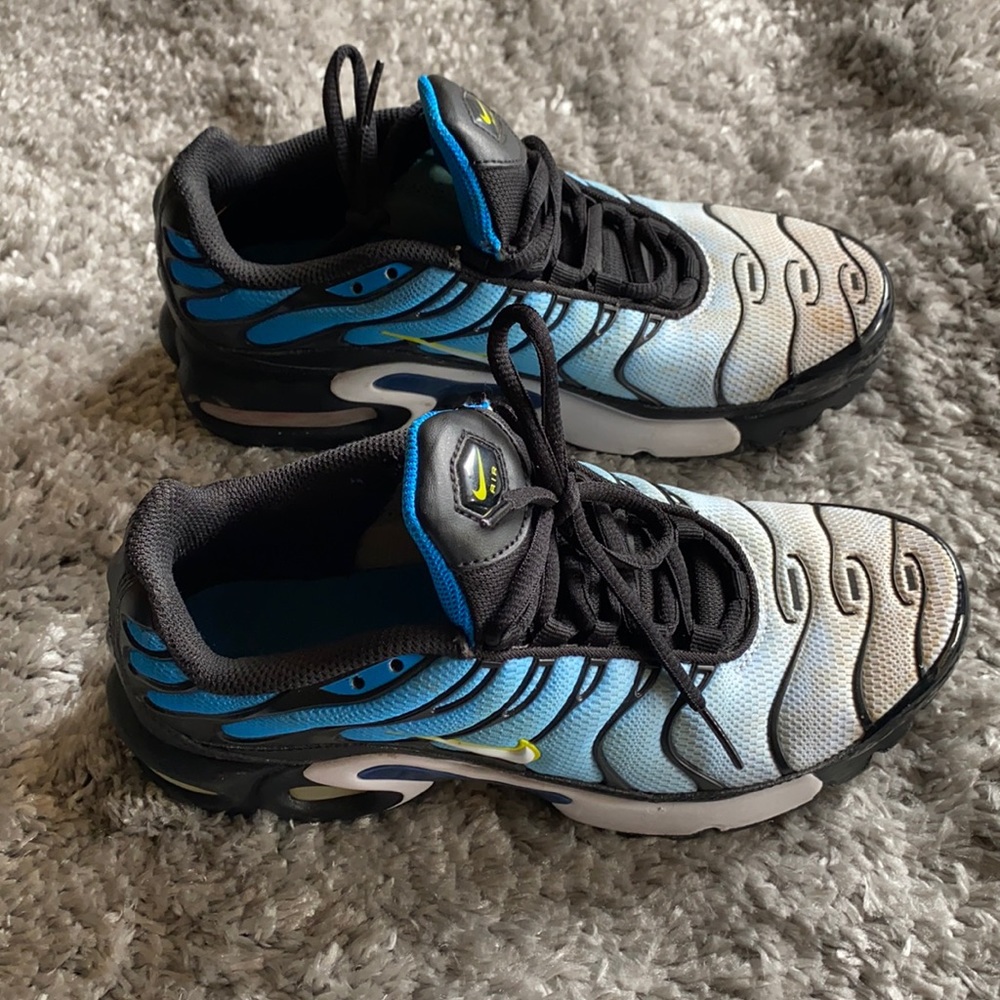 NIKE
Air Sneakers